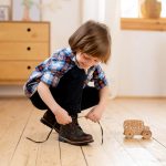 Ребенок никак не научится завязывать шнурки