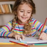 Ребенок пишет левой рукой